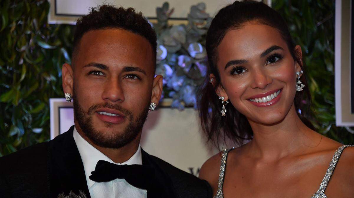Neymar y su novia  Bruna Marquezine asistieron este jueves 19 de julio de 2018 a la segunda subasta de beneficencia organizada por el Instituto Neymar para ayudar a niños en riesgo de vulnerabilidad en Sao Paulo, Brasil.