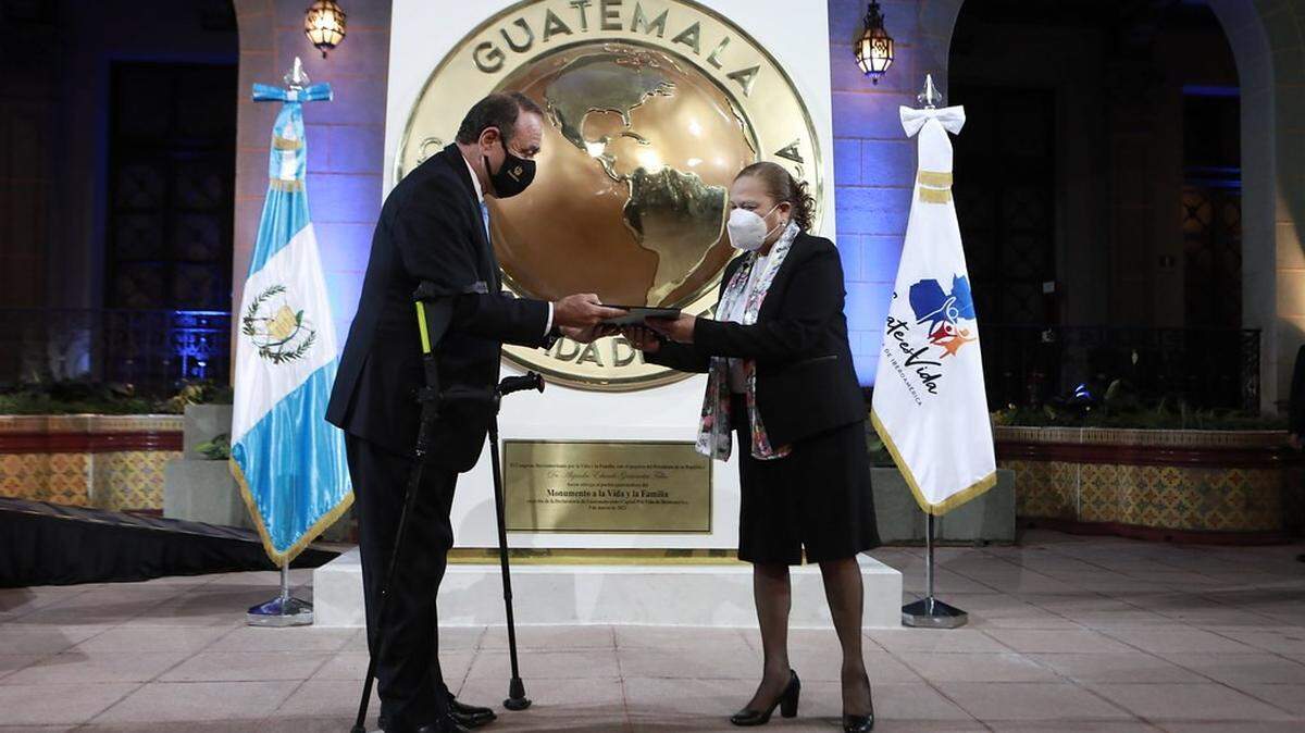 El presidente de Guatemala, Alejandro Giammattei, juramenta a la Fiscal General Consuelo Porras.