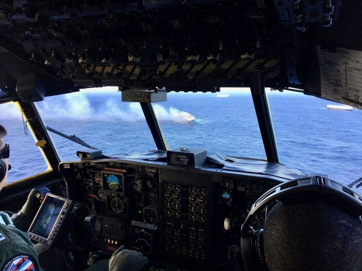 La tripulación de un helicóptero de los guardacostas de Estados Unidos sobrevuela la zona donde está el barco Sincerity Ace en aguas del Pacífico.