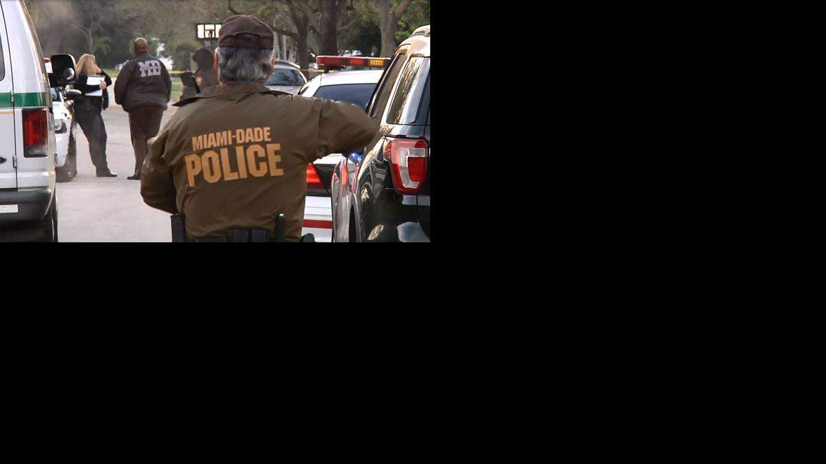 Los vecinos le dijeron que últimamente se han percatado que han tenido lugar varios robos en el barrio. Cortesía CBS4