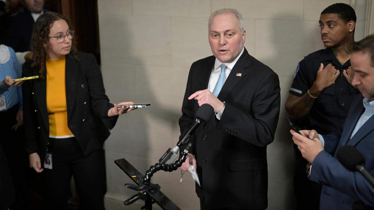  Ahora que los republicanos de la Cámara de Representantes han elegido al líder de la mayoría, Steve Scalise, como su candidato a presidir el recinto, comienza la carrera para conseguir los 217 votos que necesitará en el pleno para ganar y ocupar oficialmente el puesto del destituido Kevin McCarthy.
