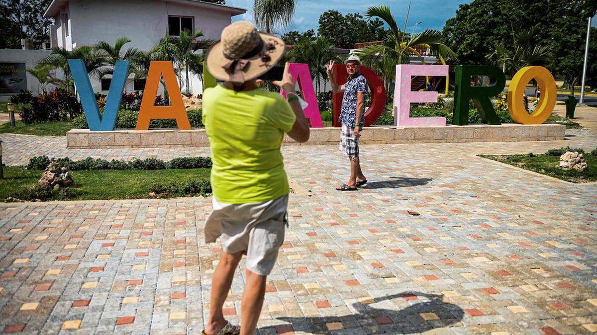 Foto de archivo. Turistas toman fotografías en el Boulevard Varadero de Varadero, provincia de Matanzas, Cuba, el 22 de octubre de 2021. 