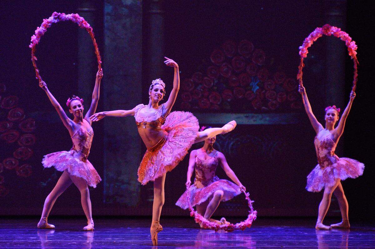 Marize Fumero y el cuerpo de baile de CCBM en el “Jardín Animado” del ballet “Le Corsaire”. 