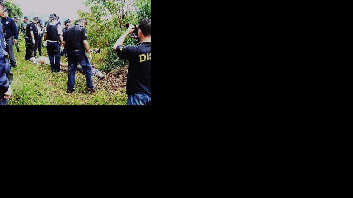 Agentes de la policía inspeccionan uno de los 10 cuerpos hallados en Táchira, en la frontera colombo-venezolana, en 24 de octubre de 2009.