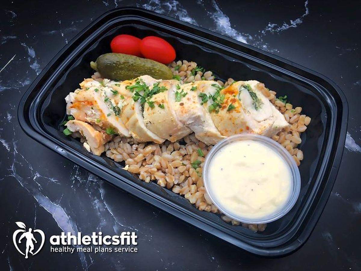 Rollatini de pollo relleno de queso ricotta y espinaca acompañado de salsa Alfredo.