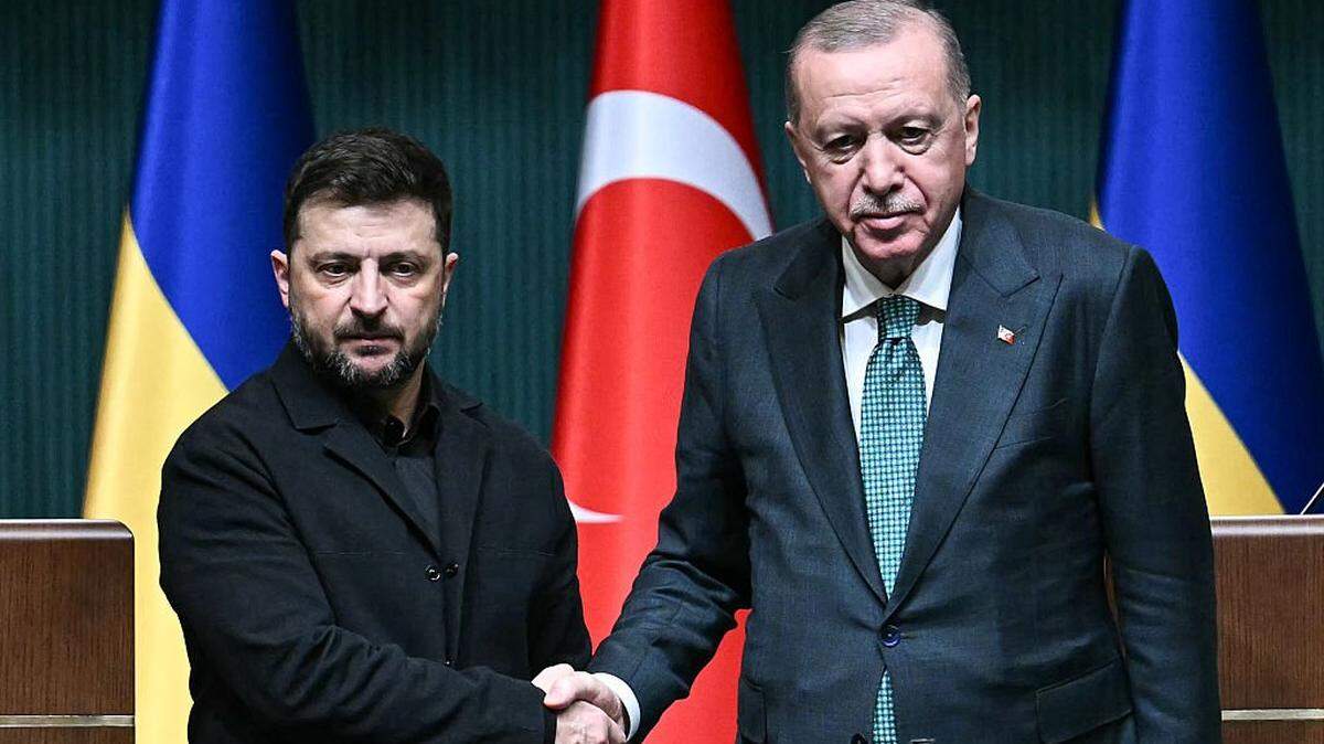 Turkey's President Recep Tayyip Erdogan (R) and Ukraine's President Volodymyr Zelensky shake hands after holding a joint press conference following their meeting at the Presidential Complex in Ankara on November 19, 2025. Zelensky said he wants to reinvigorate frozen peace talks, which have faltered after several rounds of Russia-Ukraine talks in Istanbul this year failed to yield a breakthrough. Moscow has not agreed to a ceasefire and instead kept advancing on the front and bombarding Ukrainian cities. (Photo by OZAN KOSE / AFP) (Photo by OZAN KOSE/AFP via Getty Images)