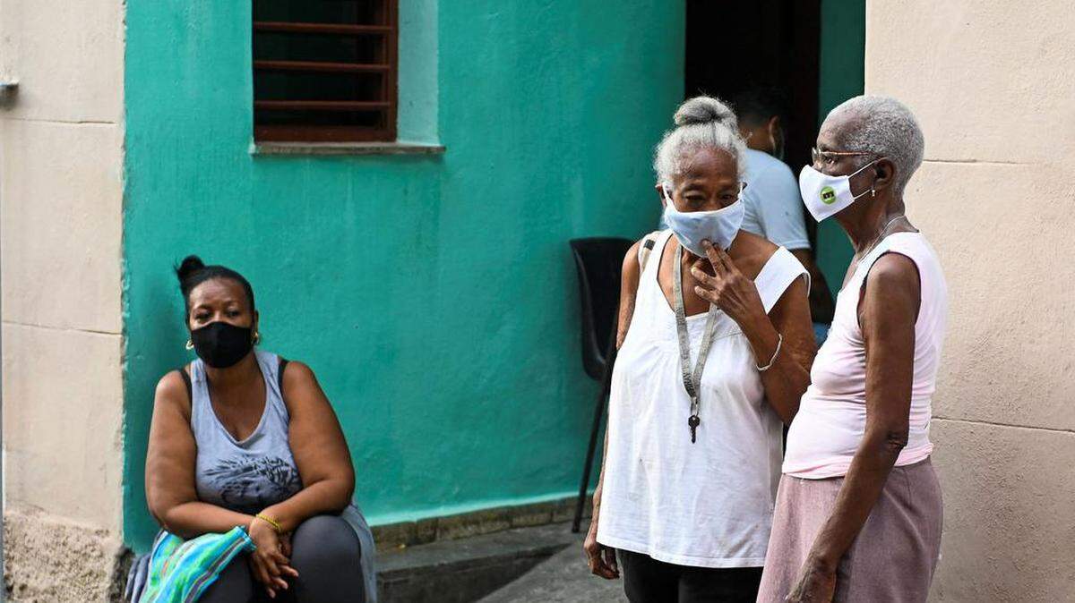 Ancianos esperan recibir una dosis de la vacuna cubana candidata Abdala contra Covid-19 en La Habana, el 1 de julio de 2021.
