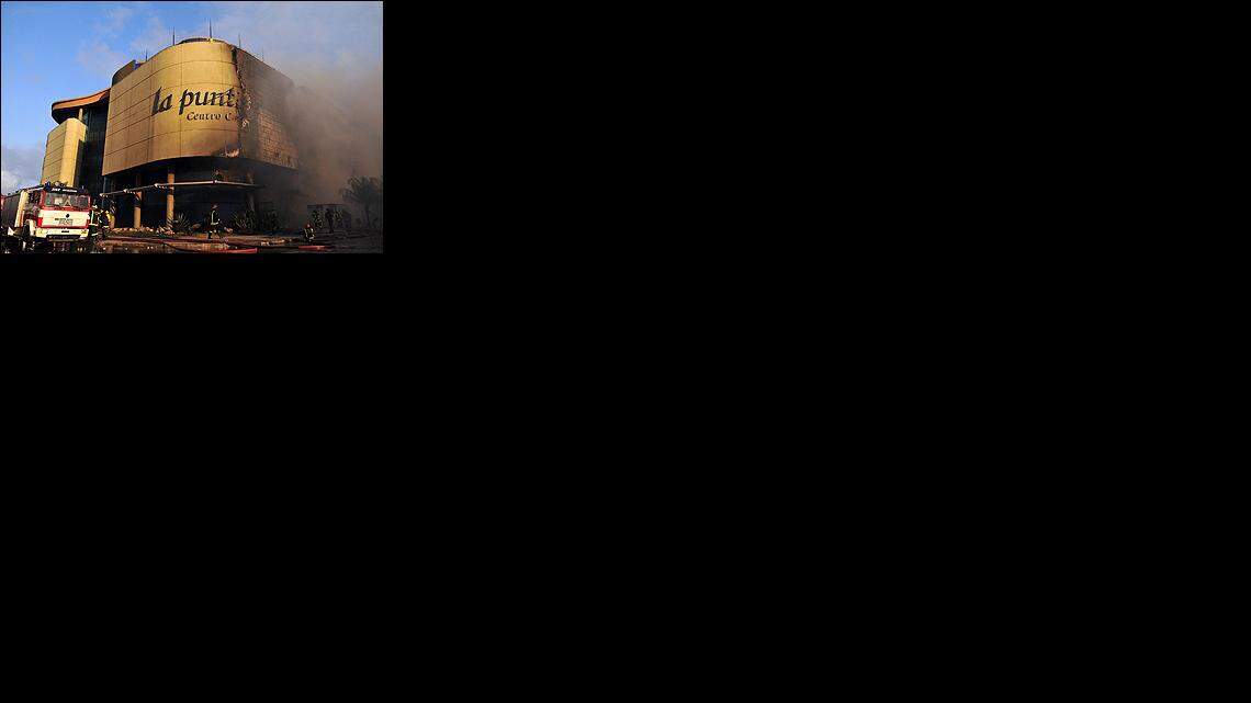 Bomberos cubanos intentan sofocar un incendio en el centro comercial "La Puntilla", uno de los más populares de La Habana (Cuba). El fuego comenzó en horas de la tarde. Hasta el momento no se han registrado heridos.