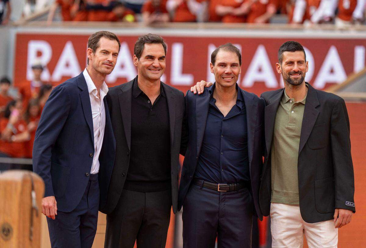 Andy Murray, Roger Federer, Rafael Nadal y Andy Murray posan durante el homenaje al astro español en la  Philippe Chatrier en París, el 25 de mayo de 2025. 