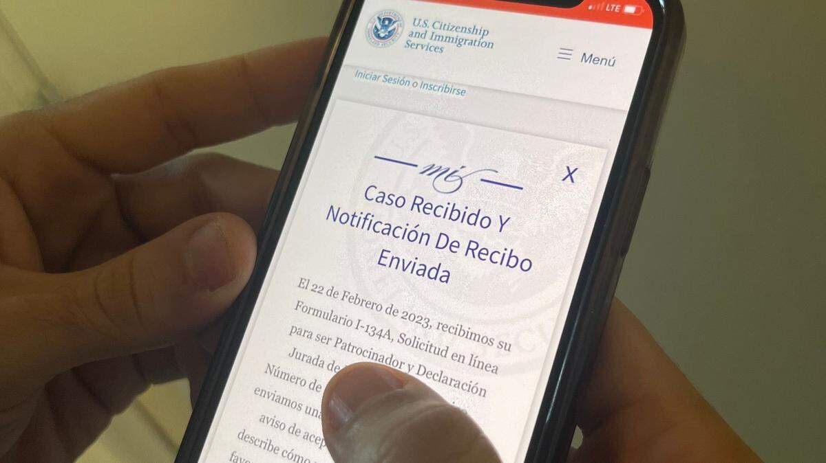 Muchos cubanos se ganan la vida llenando formularios o asesorando a los beneficiarios del parole.