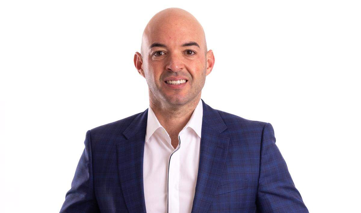 Yoel Sardiñas ganó su primer millón de dólares a los 33 años. Inversionista en la bolsa de Nueva York y conferencista exitoso. Fundador y CEO de Investep Academy. Autor de los bestsellers “El secreto de aprender a invertir” y “Un millón al año no hace daño”. @yoelsardinasoficial.