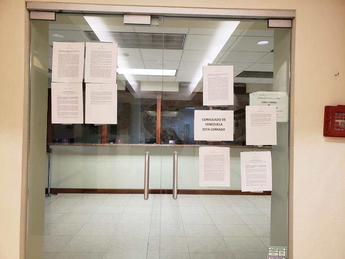 En la entrada a la sede del Consulado General de Venezuela en Miami el 28 de enero de 2019 un cartel dice que está cerrado.