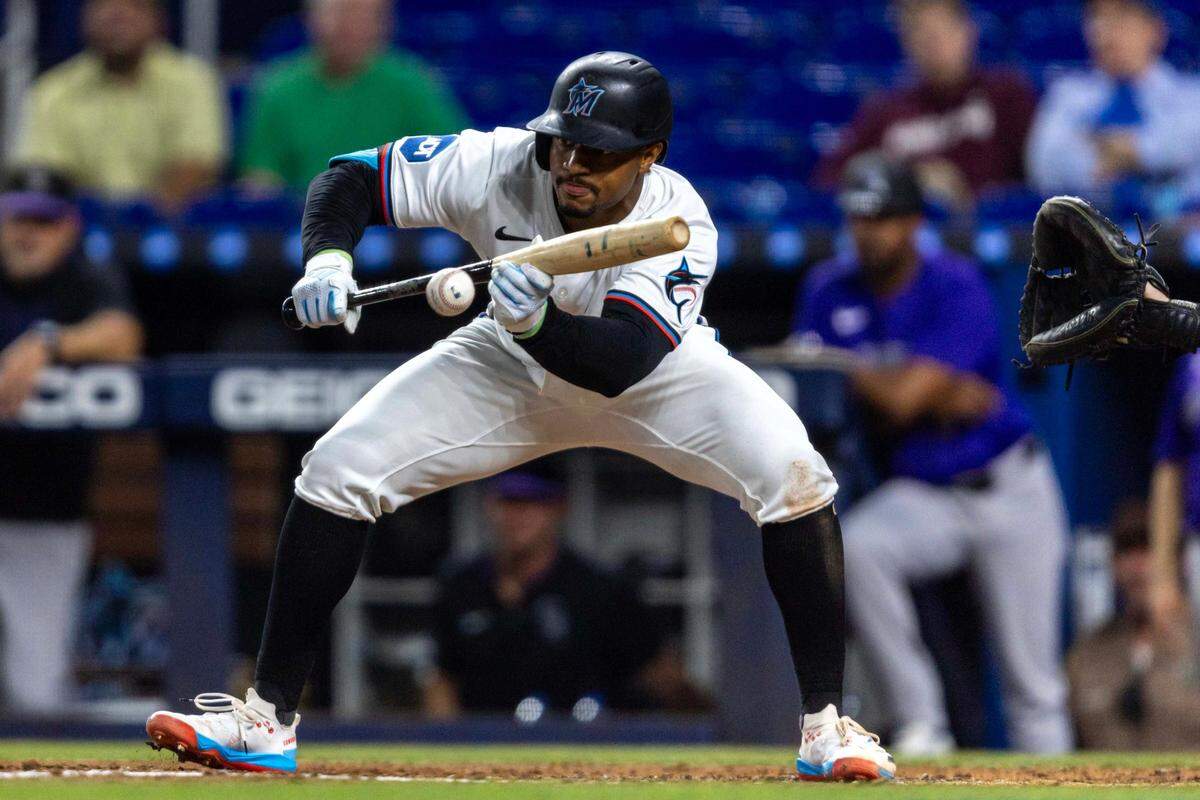 El segunda base de los Marlins Xavier Edwards toca la bola en el quinto inning del partido ante los Rockies de Colorado, celebrado el 3 de junio de 2025 en Miami.