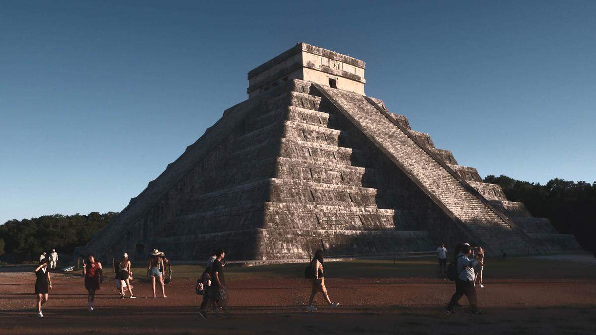 Turistas visitan la zona arqueológica de Tulum, México, en esta foto de archivo del 3 de diciembre de 2023. Tulum, que también significa ‘ciudad amurallada’, es un sitio prehispánico que se levanta sobre un risco del mar Caribe y es la tercera zona arqueológica más importante de México, después de Chichén Itzá y Teotihuacán.