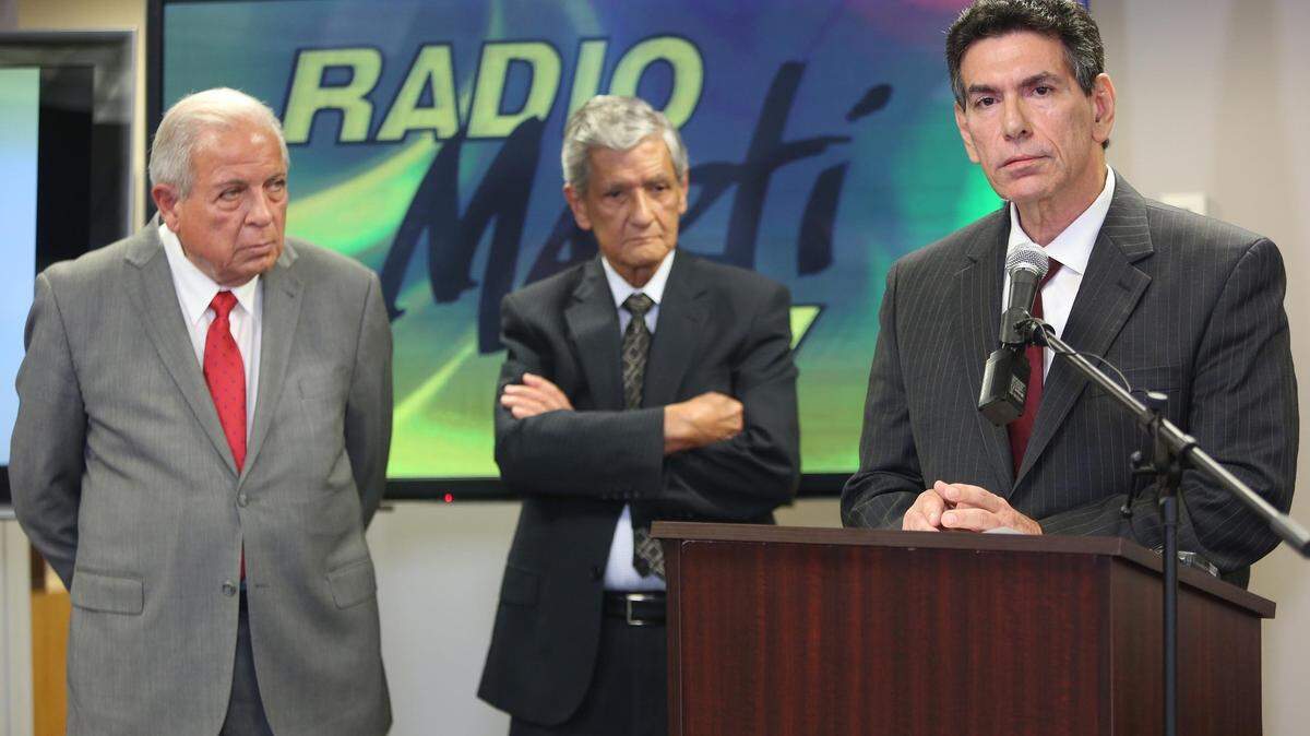 Jorge Auregui, Director de Noticias (Derecha), durante la conferencia de prensa sobre el lanzamiento de Campaña Mundial de denuncias sobre violaciones de los derechos humanos en Cuba. Archivo.