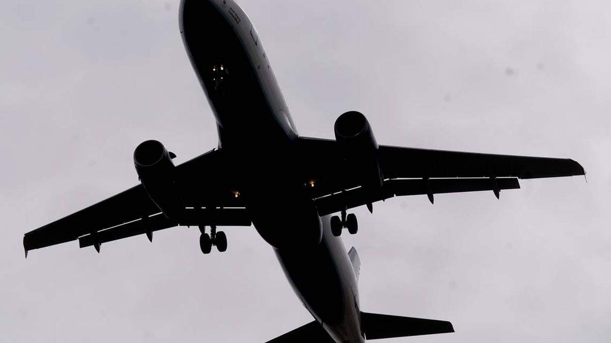 La policía de Atlanta arrestó a un pasajero de Southwest Airlines esta semana. La policía acusó al hombre, Courney Drummond, de agresión, y de obstruir el vuelo de un avión.