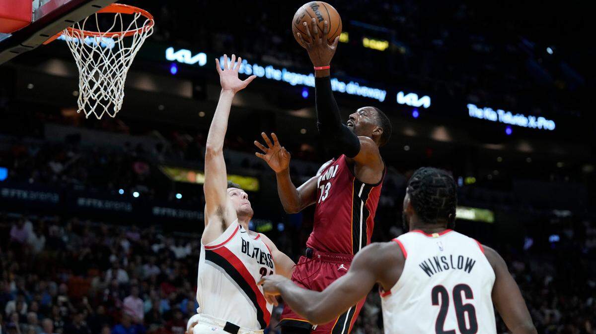 El centro del Heat Bam Adebayo entra al aro ante la marca de Drew Eubanks (24) y Justise Winslow, de los Trail Blazers de Portland, en el partido celebrado el 7 de noviembre de 2022 en Miami.