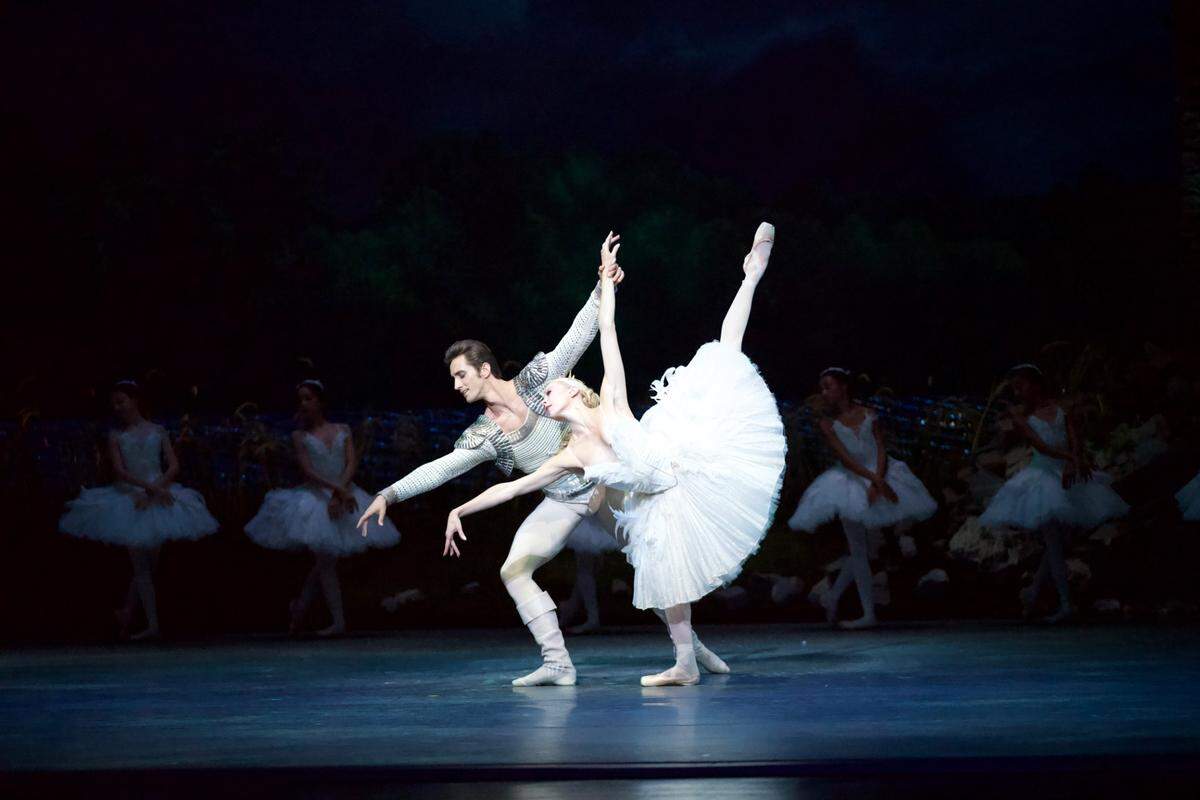 Los Bailarines Principales del Miami City Ballet, Dawn Atkins y Stanislav Olshanskyi en “Swan Lake”, coreografía de Marius Petipa.