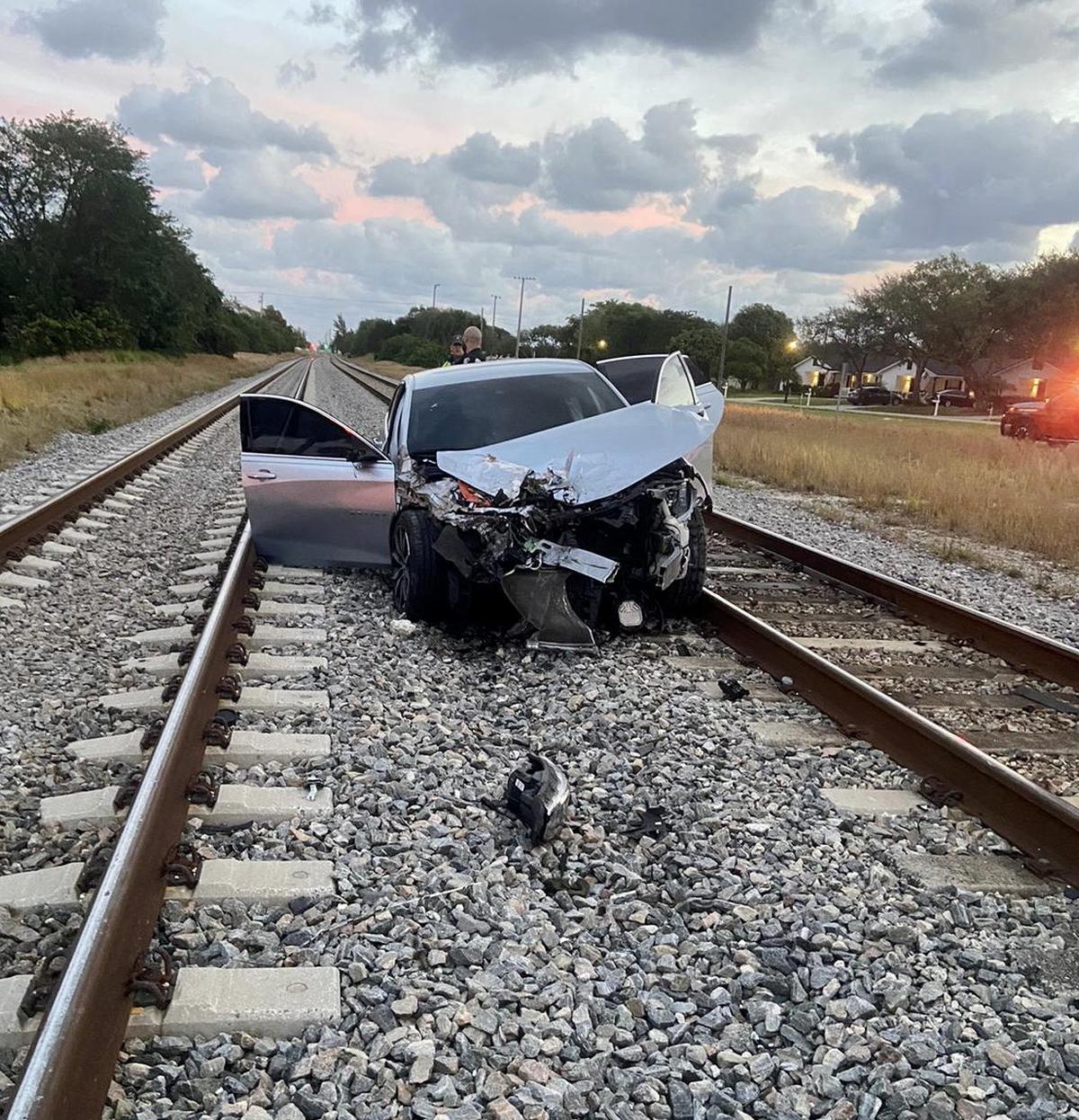 Una mujer y su bebé lograron salir de un automóvil justo antes de que un tren de Brightline chocara con el vehículo en Delray Beach, en el sureste de la Florida, el 15 de febrero de 2022.