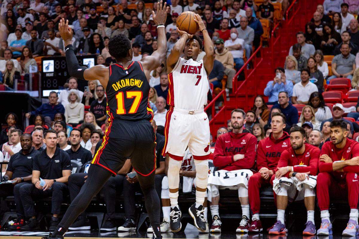 El jugador del Heat Kyle Lowry tira al aro ante la marca de Onyeka Okongwum, del Hawks de Atlanta, en el partido celebrado el 11 de abril de 2023 en Miami.