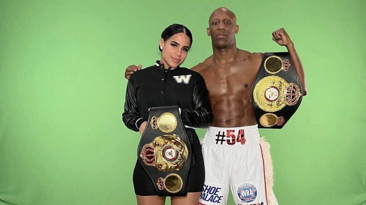 Yordenis Ugás junto a su esposa y los cinturones robados en Las Vegas.