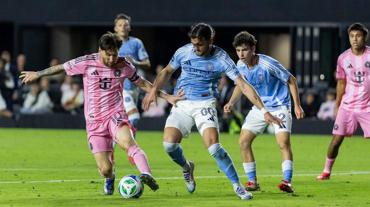 El delantero del Inter Miami, Lionel Messi (10), conduce el balón en el partido de la MLS ante el el New York City, celebrado el 22 de febrero de 2025 en el Chase Stadium, en Fort Lauderdale, Florida.