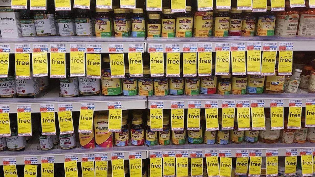 Tomar dosis grandes de vitaminas y minerales, usando cantidades que las personas nunca podrían consumir sólo con alimentos, podría ser aún más problemático.