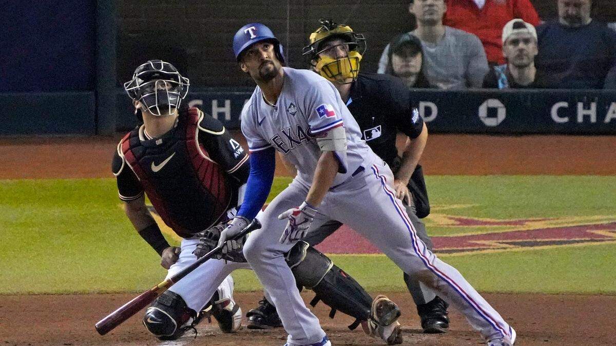 El segunda base de los Rangers de Texas Marcus Semien batea un jonrón de tres carreras ante los Diamondbacks, en el cuarto juego de la Serie Mundial celebrado el 31 de octubre de 2023 en Phoenix, Arizona.