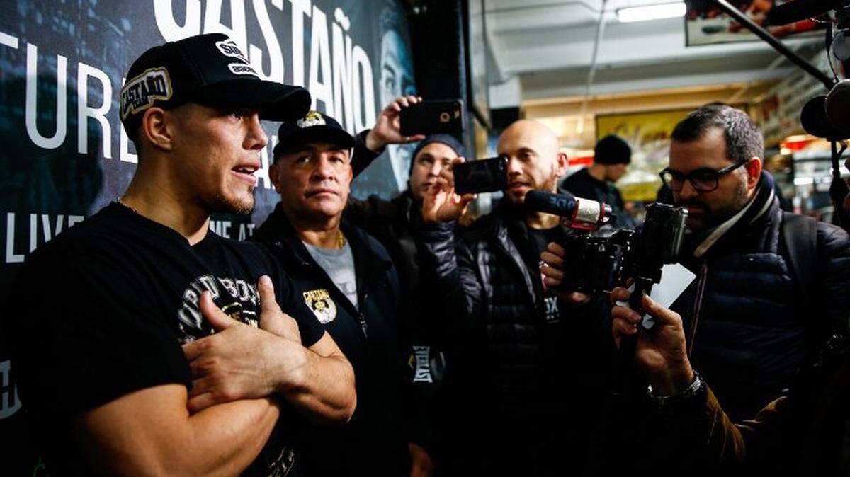 Brian Castaño conversa con la prensa en un entrenamiento en Nueva York antes de su pelea del 2 de marzo.