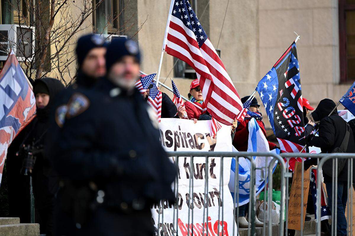 Manifestantes se congregan con pancartas frente al Tribunal Penal de Manhattan durante la sentencia del presidente electo de EE. UU., Donald Trump, Nueva York, NY, 10 de enero de 2025. 