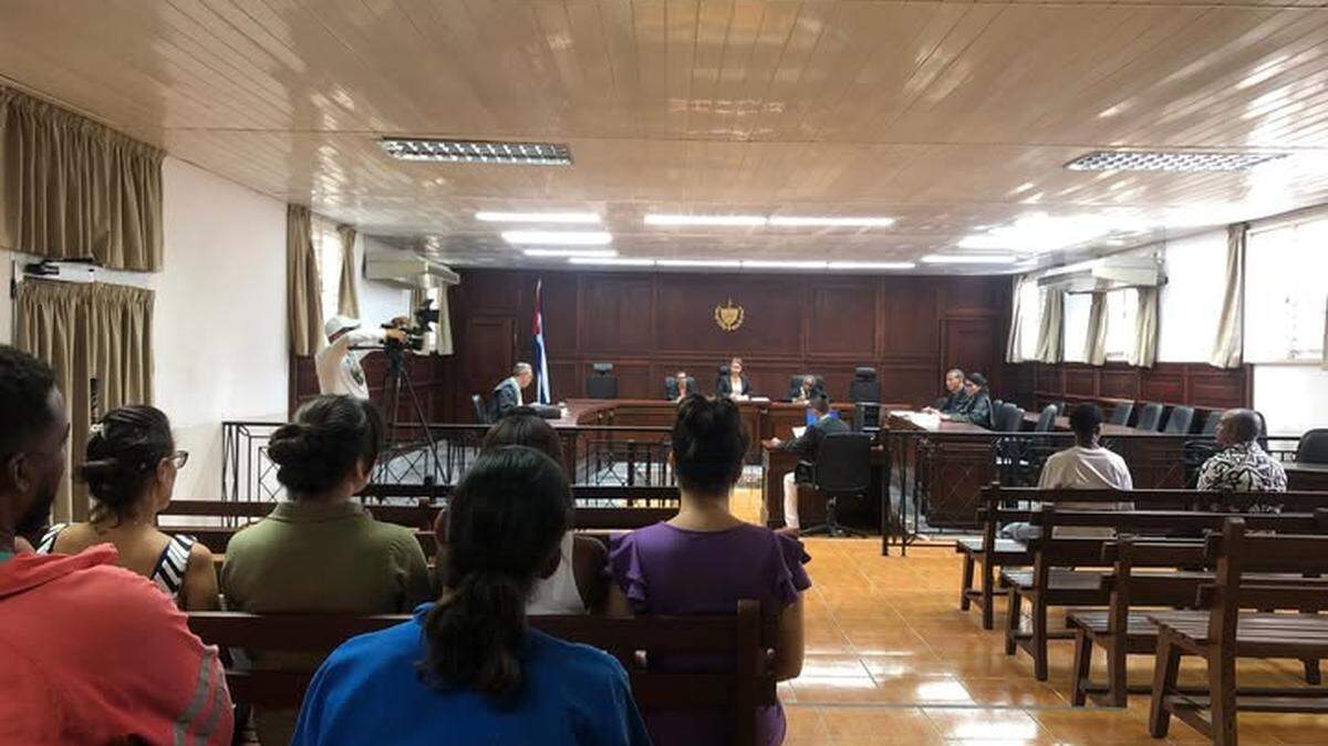 Dos trabajadores cubanos fueron llevados juicios en La Habana, acusados de un derrame de combustible con pérdidas económicas millonarias.