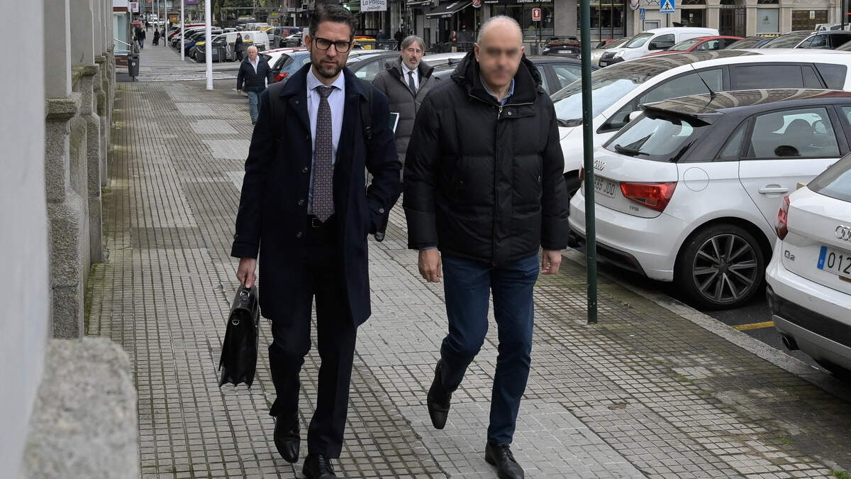 (Foto de ARCHIVO)
El lotero acusado (d) y su abogado (i) llegan a la Audiencia Provincial de A Coruña, a 13 de abril de 2026, en Madrid (España).