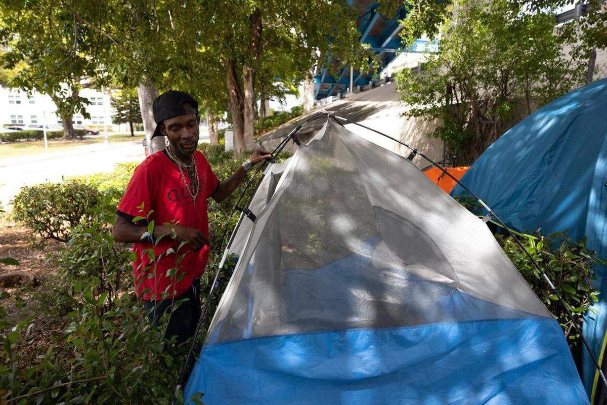 El desamparado Matthew Williams recoge su carpa cuando la policía de Miami lo obligó a abandonar el área el jueves, 29 de febrero de 2024, en el downtown de Miami.