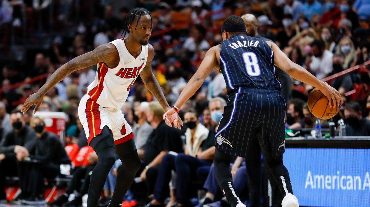 El jugador del Heat Marcus Garrett (izq.) defiende ante Tim Frazier, del Magic de Orlando, en el partido celebrado el 26 de diciembre de 2021 en Miami.