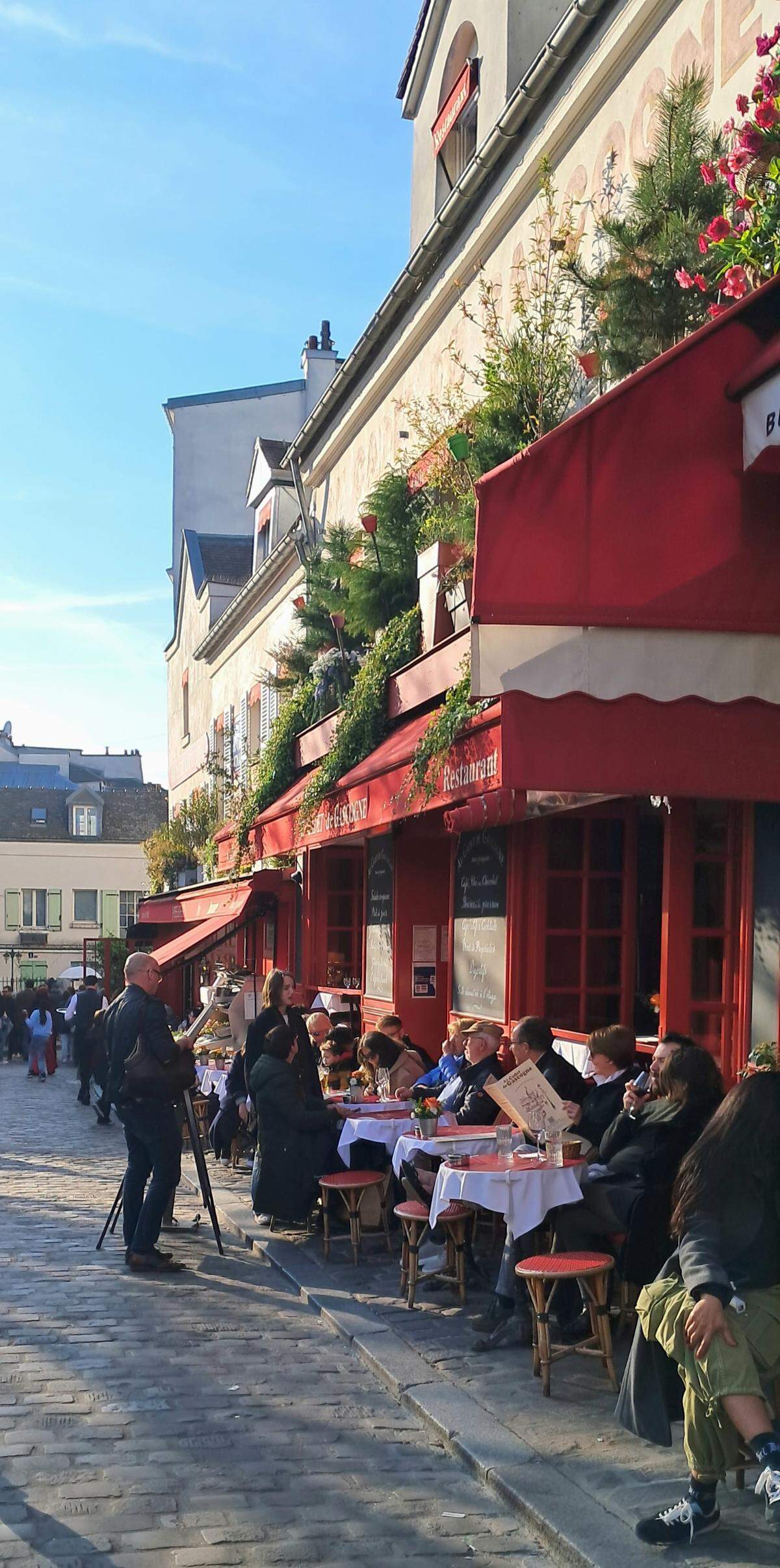 Las calles de Montmartre cuentan con cafés en terrazas.