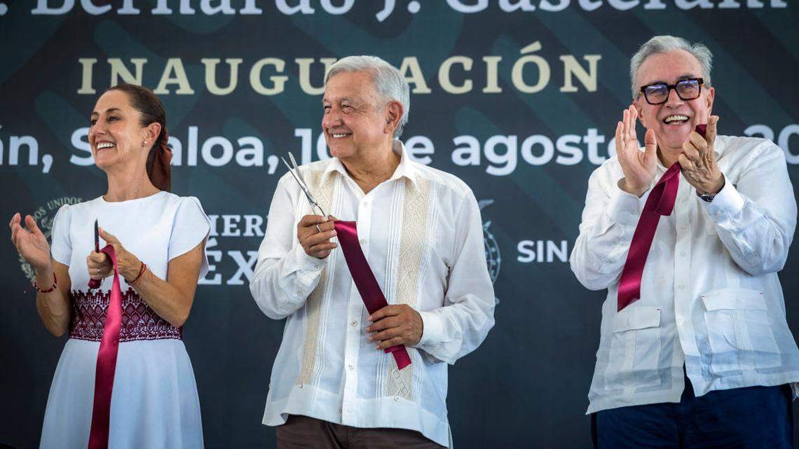 Foto de archivo que muestra a la presidenta electa de México, Claudia Sheinbaum (izq.), el presidente de México, Andrés Manuel López Obrador (centro), y el gobernador de Sinaloa, Rubén Rocha, celebrando tras inaugurar un hospital público en Culiacán, estado de Sinaloa, México, el 10 de agosto de 2024. Rocha fue acusado de narcotráfico por la fiscalía federal de Nueva York, el miércoles 29 de abril de 2026