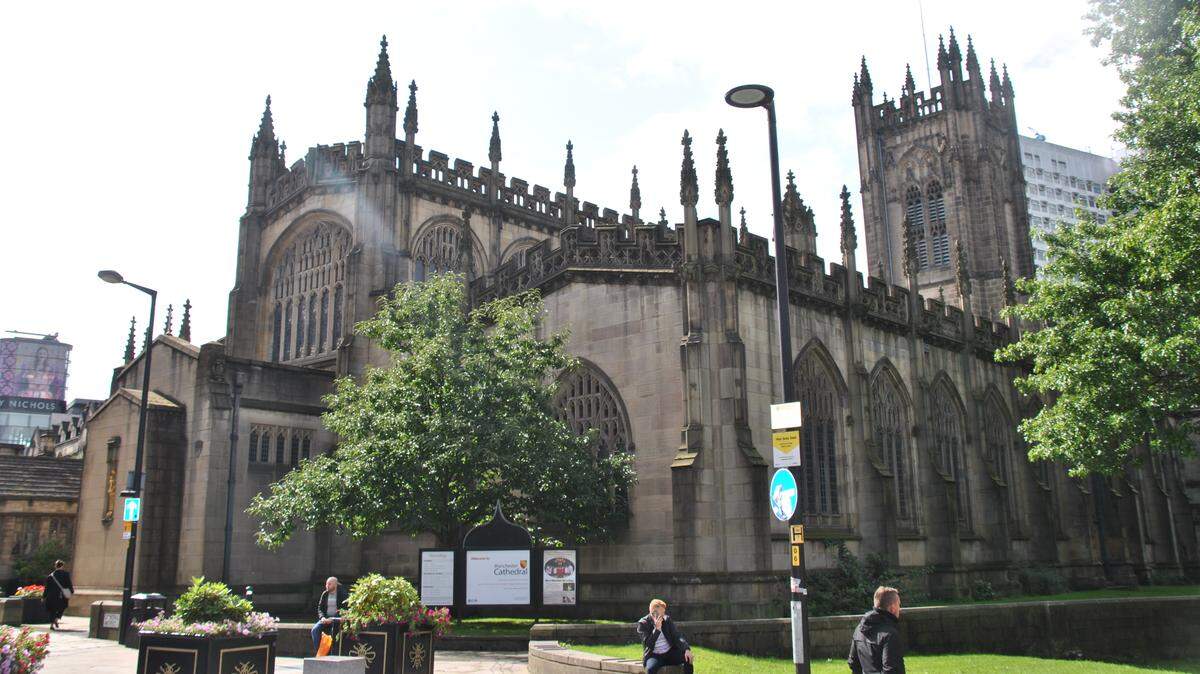 La catedral de Mánchester es una iglesia medieval. Su nombre oficial es Iglesia Catedral y Colegiada de Santa María, San Dionisio y San Jorge en Mánchester. Durante los bombardeos de Mánchester de 1940, una bomba alemana dañó severamente la catedral, demoliendo la capilla medieval de Nuestra Señora y la capilla de James Stanley. Se tomó casi 20 años para completar las reparaciones.