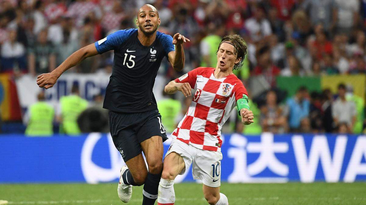 El mediocampista de Croacia Luka Modric (der.) lucha por el balón con Steven N’Zonzi, de Francia, en la final del Mundial, celebrada el 15 de julio de 2018 en Moscú.