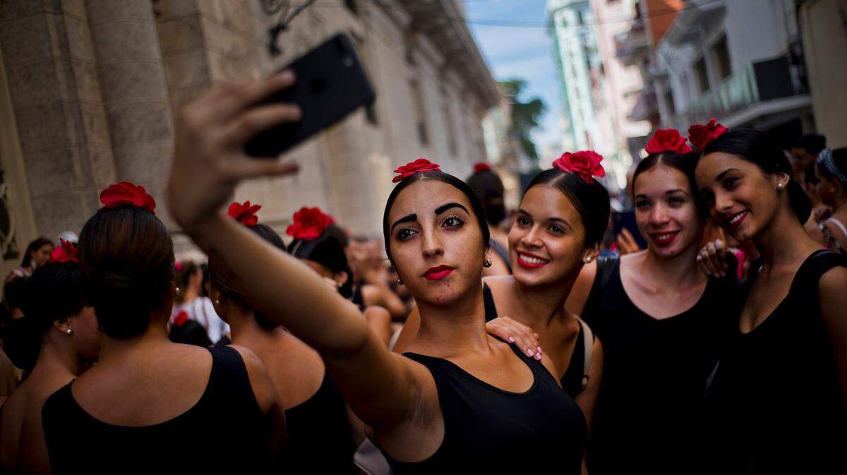 Bailarinas de flamenco se toman una foto en una calle de La Habana durante el Festival Internacional de Ballet el pasado 4 de noviembre.