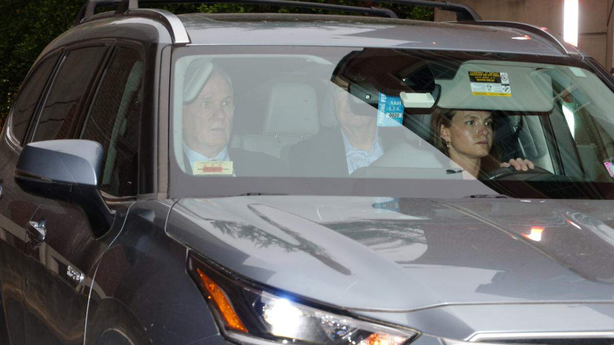 El ex director del FBI, James Comey (C), sale del Tribunal de Distrito de Estados Unidos para el Distrito Este de Virginia el 29 de abril de 2026 en Alexandria, Virginia.