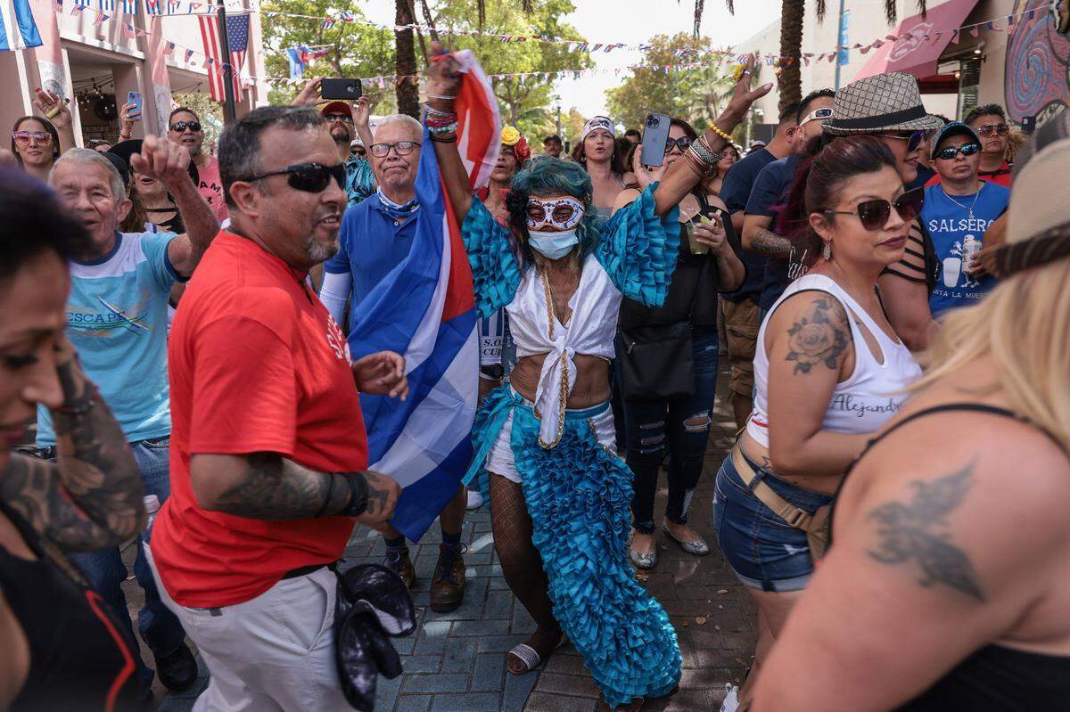 Bailadores celebran en el Festival de la Calle Ocho en el 2022. En el 2023 el carnaval contará con la música de Lenier, Jacob Forever, El Micha, El Chacal, Osmani García y también un escenario para bailes y grupos de Centroamérica.