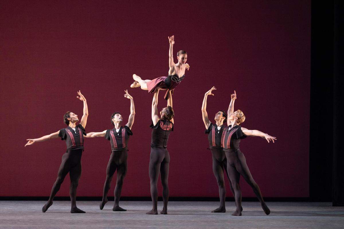Los bailarines de Miami City Ballet en “Delight”, con coreografía de Ricardo Amarante. De izquierda a derecha, Ariel Rose, Damián Zamorano, Cameron Catazzaro, Samantha Hope Galler, Francisco Schilereff y Harrison Monaco.