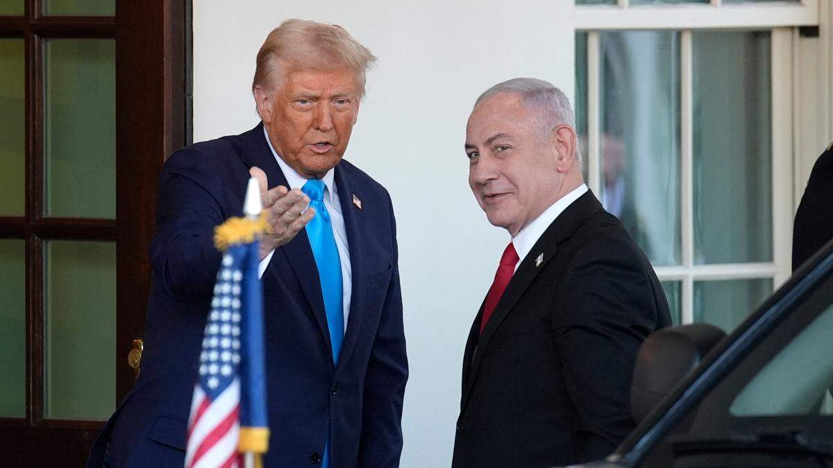 El presidente estadounidense Donald Trump (der.) recibe en la Casa Blanca al primer ministro de Israel, Benjamín Netanyahu, el 4 de febrero de 2025 en Washington.