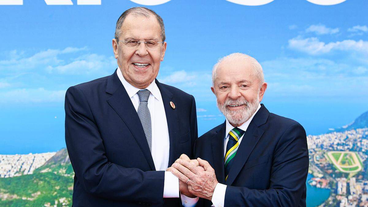 El presidente de Brasil, Luiz Inácio Lula da Silva (der.), saluda al ministro ruso de Asuntos Exteriores, Sergei Lavrov, en el marco de la cumbre G20 en Río de Janeiro.