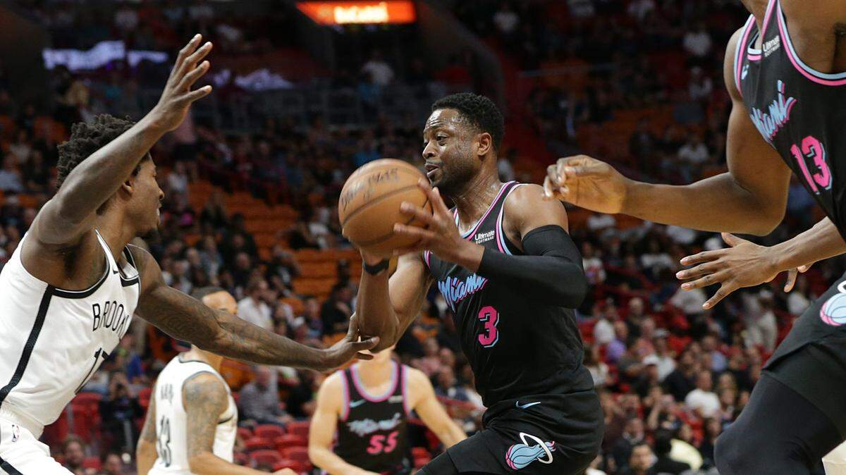 El escolta del Heat Dwyane Wade entra al aro ante la marca de Ed Davis, de los Nets, en el primer cuarto del partido celebrado el 20 de noviembre de 2018 en Miami.