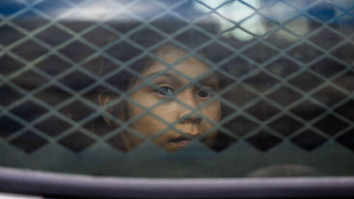 Casi 26,000 niños migrantes no acompañados afrontan “crisis” legal en EEUU, alerta ONG