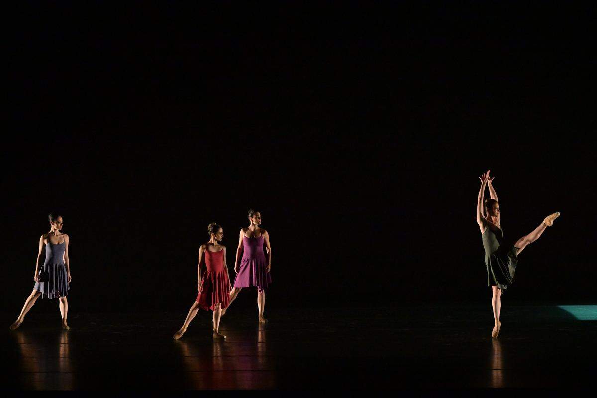 Los bailarines de DDTM, Paulina Zambrana, Meisy Laffitte, Mayrel Martínez y Chloe Freytag en “Chopin Variations”, de Samuel Kurkjian. 