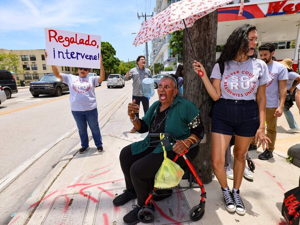 Juanita Alvarez (en el centro) protesta junto a residentes de Silver Court en la esquina sureste de la US 1 y Douglas Road, el miércoles 1ro. de julio de 2026.