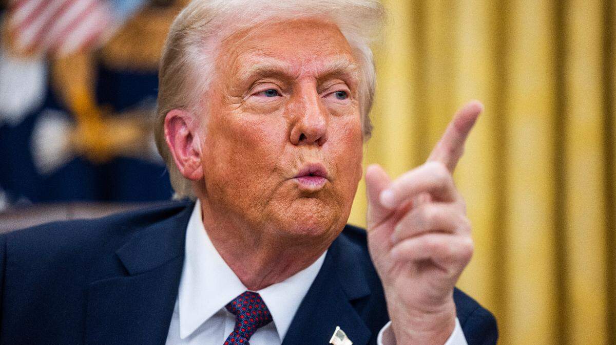 El presidente de Estados Unidos, Donald Trump, firmó numerosos decretos ejecutivos, incluidos indultos para los acusados de los disturbios del 6 de enero y un retraso en la prohibición de TikTok, en su primer día de presidencia en la Oficina Oval de la Casa Blanca, en Washington, DC, Estados Unidos, el 20 de enero de 2025. 