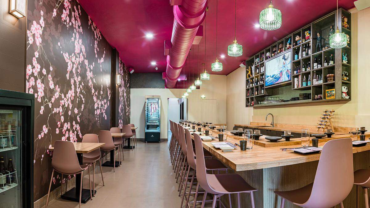 Sillas rosas y techo magenta en Miss Crispy Rice en Coral Gables, que abrió en el antiguo espacio de Caja Caliente.